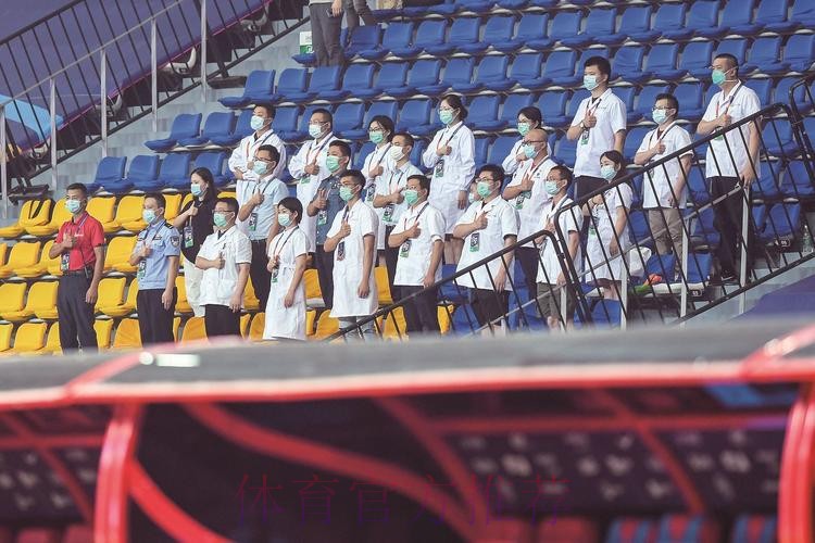 中国足球兑现承诺 邀请抗疫英雄现场观看中超联赛 中国足球兑现承诺 邀请抗疫英雄现场观看中超联赛